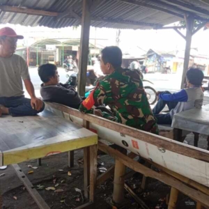 Babinsa Aikmel Utara Komsos Bersama Warga, Pererat Silaturahmi di Bulan Ramadhan