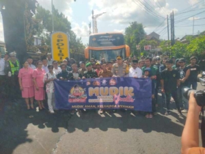 Bupati Klungkung Didampingi Kapolres Dan Danramil Dawan Lepas Rombongan Mudik Gratis