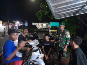 Ciptakan Rasa Aman, Koramil Sekongkang Gelar Patroli Malam di Wilayah Binaan
