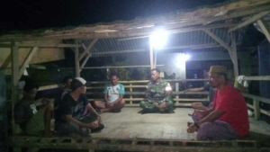 Aksi Nyata Babinsa di Dompu, Edukasi Warga Lewat Ronda Malam