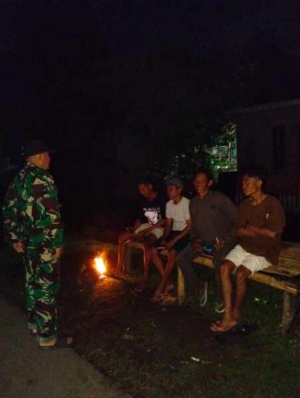 Babinsa Rababaka Aktif Ronda Malam, Cegah Aksi Kriminal dan Gangguan Remaja
