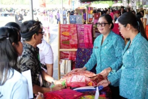 Rai Wahyuni Sanjaya Hadiri Pasar Rakyat “Berbelanja dan Berbagi”, Dukung UMKM Bali