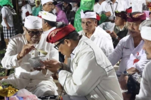 Bupati Sanjaya Hadiri Persembahyangan Melasti Desa Adat Kota Tabanan