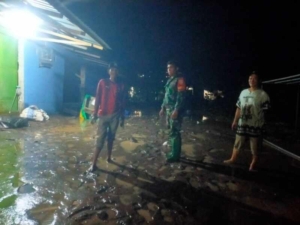 Babinsa Jatiwangi Pastikan Warga Aman saat Air Luapan Gunung Surut