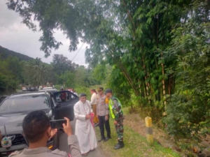 Babinsa Boawae Amankan Penjemputan Uskup Agung Ende pada Misa Syukur 1 Abad Paroki St. Yosef Raja