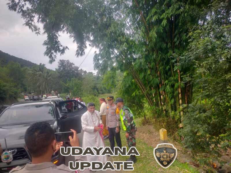 Babinsa Boawae Amankan Penjemputan Uskup Agung Ende pada Misa Syukur 1 Abad Paroki St. Yosef Raja