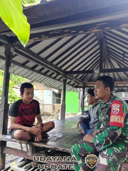 Melalui Komsos, Babinsa Ajak Warga Jaga Kebersihan dan Kamtibmas