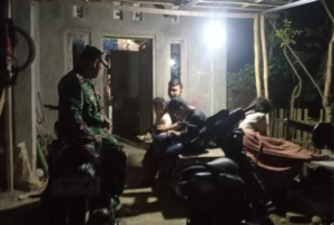 Melalui Patroli Malam, Babinsa Ajak Warga Jaga Ketertiban dan Keamanan