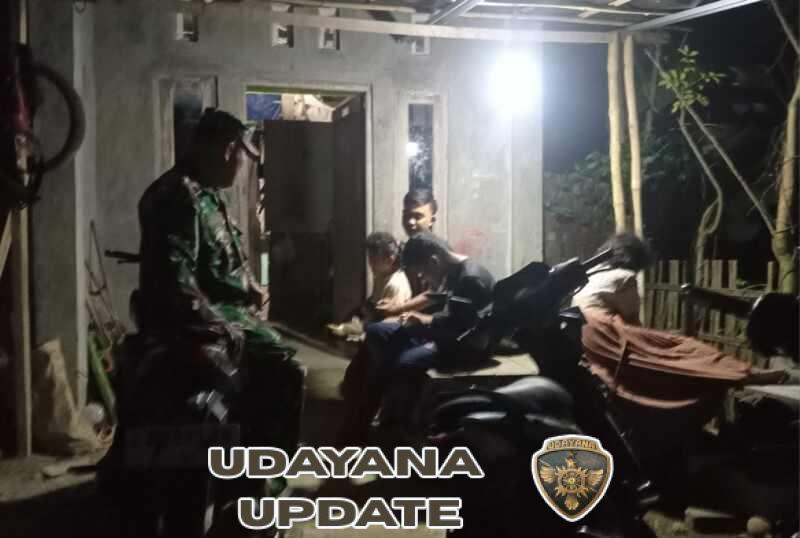 Melalui Patroli Malam, Babinsa Ajak Warga Jaga Ketertiban dan Keamanan