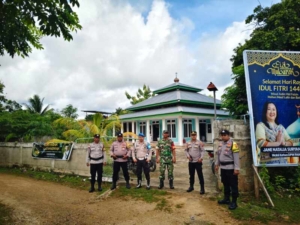 Babinsa dan Polsek Amankan Salat Id di Masjid Alfatah