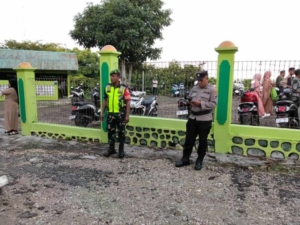 Babinsa Koramil Alak Kawal Ibadah Idul Fitri