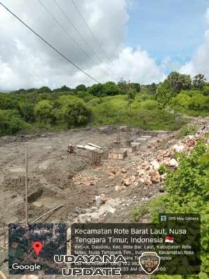 Babinsa Batutua Pantau Pengecoran Tiang Cakar Ayam di Tualima