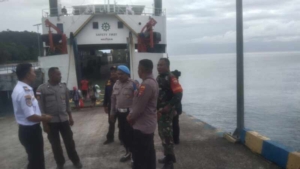 Babinsa Afoan Pantau Kedatangan Kapal ASDP