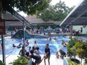 Babinsa Kelayu Jorong Pantau Wisata Kolam Renang, Tekankan Keselamatan Pengunjung