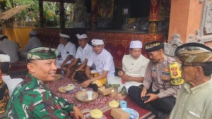Hormati Tradisi Leluhur, Babinsa Petulu Hadiri Upacara Rsi Gana di Griya Gede Laplapan
