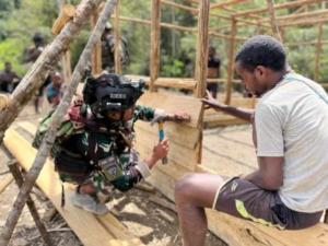 Rumah Baru, Harapan Baru Satgas Yonif 743/PSY Gotong Royong Bersama Masyarakat Bangun Rumah Harapan di Papua