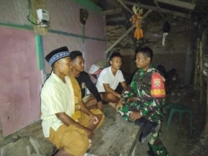Kongkow Malam Penuh Makna, Babinsa dan Warga Bersinergi Jaga Kamtibmas