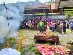 Wujud Empati dan Bakti, Babinsa Kaliakah Kawal Prosesi Ngaben Warga Binaan