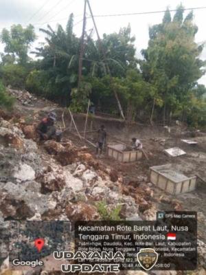 Babinsa Tualima Pantau Pengecoran Tiang Cakar Ayam