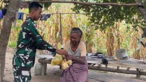 Yonarmed 12 Kostrad Tebar Berkah Idul Fitri di Perbatasan Malaka