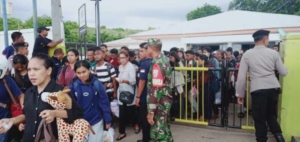 Babinsa Amankan Keberangkatan Kapal di Pantai Baru