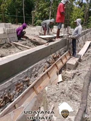 Babinsa Oematamboli Pantau Pengecoran Slof Bawah