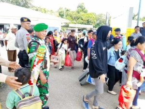 Babinsa Pantau Aktivitas Kapal KALIBODRI di Pelabuhan