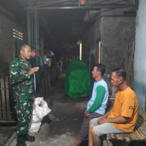 Ronda Malam Bersama Babinsa, Warga Dusun Ladore Dihimbau Tingkatkan Keamanan