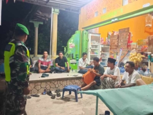 Patroli Malam Babinsa Dorong Keamanan dan Kebersihan Lingkungan
