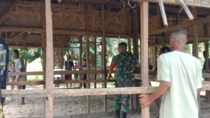 Wujud Kepedulian, Babinsa Koramil 05/Waingapu Turun Tangan Perbaiki Rumah Warga