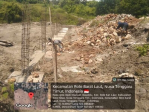 Babinsa Tualima Pantau Pengecoran Fondasi, Pastikan Pembangunan Aman
