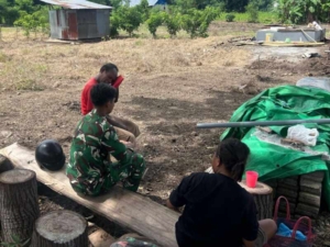Babinsa Kewapante Jalin Komsos Bersama Warga Desa Waiara