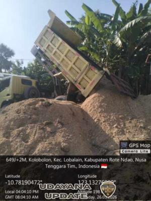 Babinsa Oematamboli Pantau Pemasangan Batako, Material Terus Berdatangan