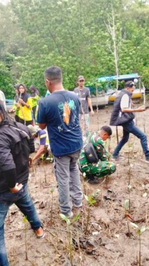 Babinsa Ajak Masyarakat Jaga Ekosistem Mangrove di Desa Watubaing