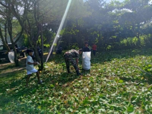 Babinsa dan Warga Bersatu, Pantai Cemarah Dibersihkan Lewat Gotong Royong