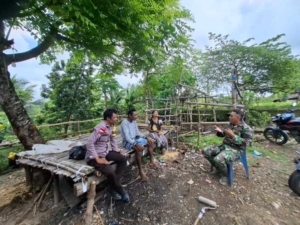 Wujud Kedekatan, Babinsa dan Bhabinkamtibmas Sambangi Warga Harona Kalla