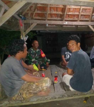 Dekat dengan Rakyat, Babinsa Manggelewa Gelar Patroli dan Himbauan Kamtibmas