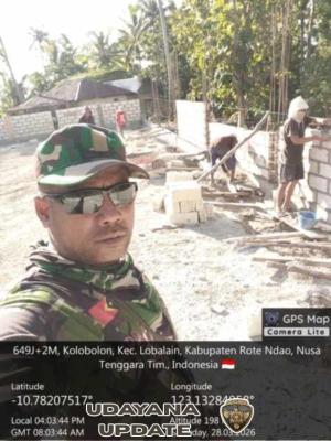 Babinsa Awasi Pemasangan Batako dan Pengecoran di KDKMP Oematamboli