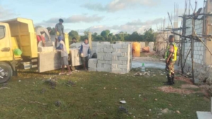 Babinsa Pantau Pengiriman Material untuk KDKMP Desa Oelua