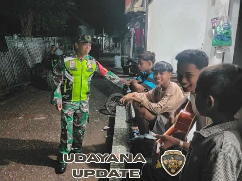 Babinsa Bersama Warga Perkuat Keamanan Lingkungan di Malam Hari