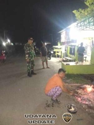Babinsa Kwangko Turun Langsung, Patroli Malam Cegah Gangguan Keamanan