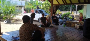 Babinsa Labuan Pandan Komsos Bersama Warga, Ajak Tingkatkan Kewaspadaan Curanmor