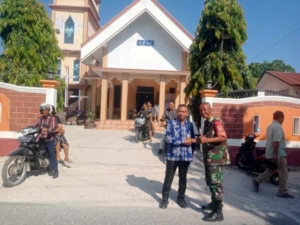 Babinsa Pantau Pengamanan Ibadah Minggu di Gereja Efata Lekioen