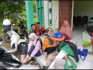 Pasca Idul Fitri, Babinsa Seteluk Atas Monitoring Harga Sembako di Pasar Tradisional