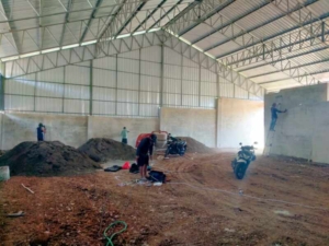 Babinsa Turun Langsung Awasi Instalasi Listrik Koperasi di Dasan Anyar