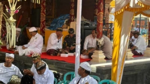 Babinsa Semarapura Kauh Hadiri Upacara Diksa Pariksa