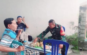 Babinsa Lenek Lauk Komsos Bersama Warga, Pererat Silaturahmi dan Jaga Kamtibmas