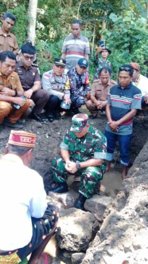 Dandim 1612/Manggarai Letakkan Batu Pertama Jembatan Garuda di Wae Manis, Warga Sambut Penuh Antusias