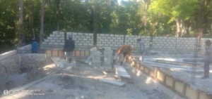 Babinsa Oeleka Pantau Pemasangan Batako dan Slof