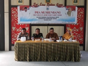 Perkuat Sinergi, Babinsa Koramil Taliwang Laksanakan Komsos di Desa Binaan